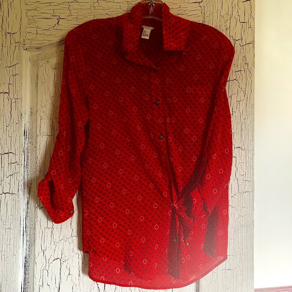 Forever21 Red button down collared shirt with cute buttons!